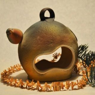 Krmítka skladem s garancí doručení do Vánoc 🎄. Keramický ptáček z naší dílny vydrží i mrazy, o něho strach mít nemusíte....