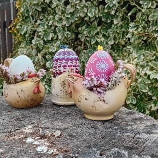 Jarní novinky z naší dílny 🐣. Přípravy na trhy v plném proudu, první již za dva týdny 👋. #keramickyptacek